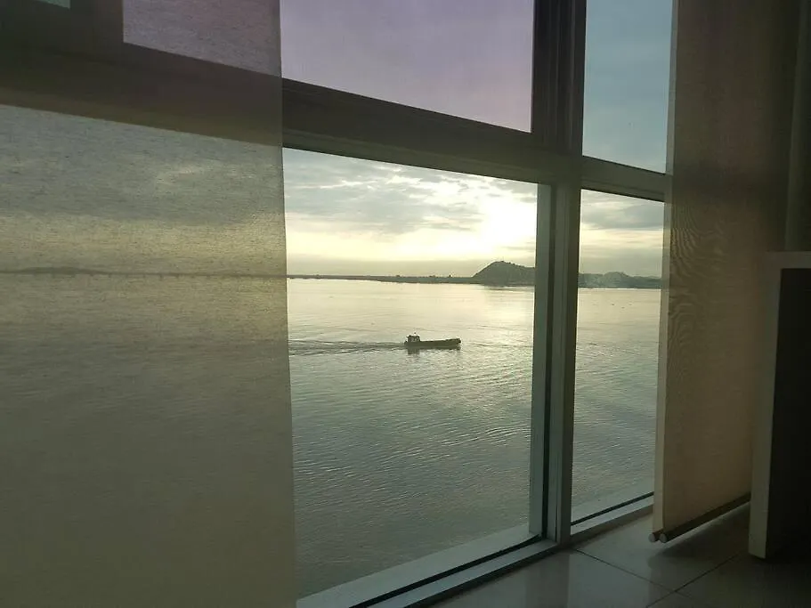 Ecusuites Riverfront One Vista Al Rio Jacuzzi Hidro Guayaquil Apartment